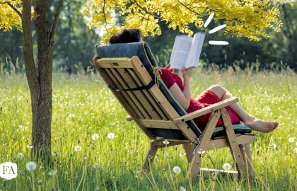 femme qui lit sur une chaise de jardin