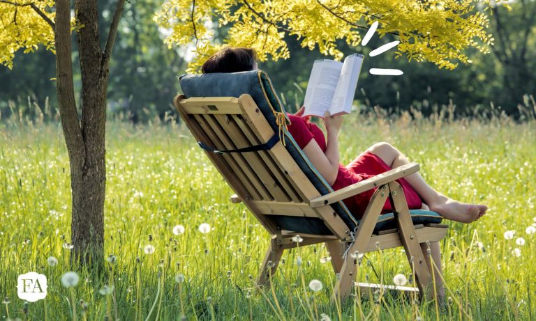 femme qui lit sur une chaise de jardin